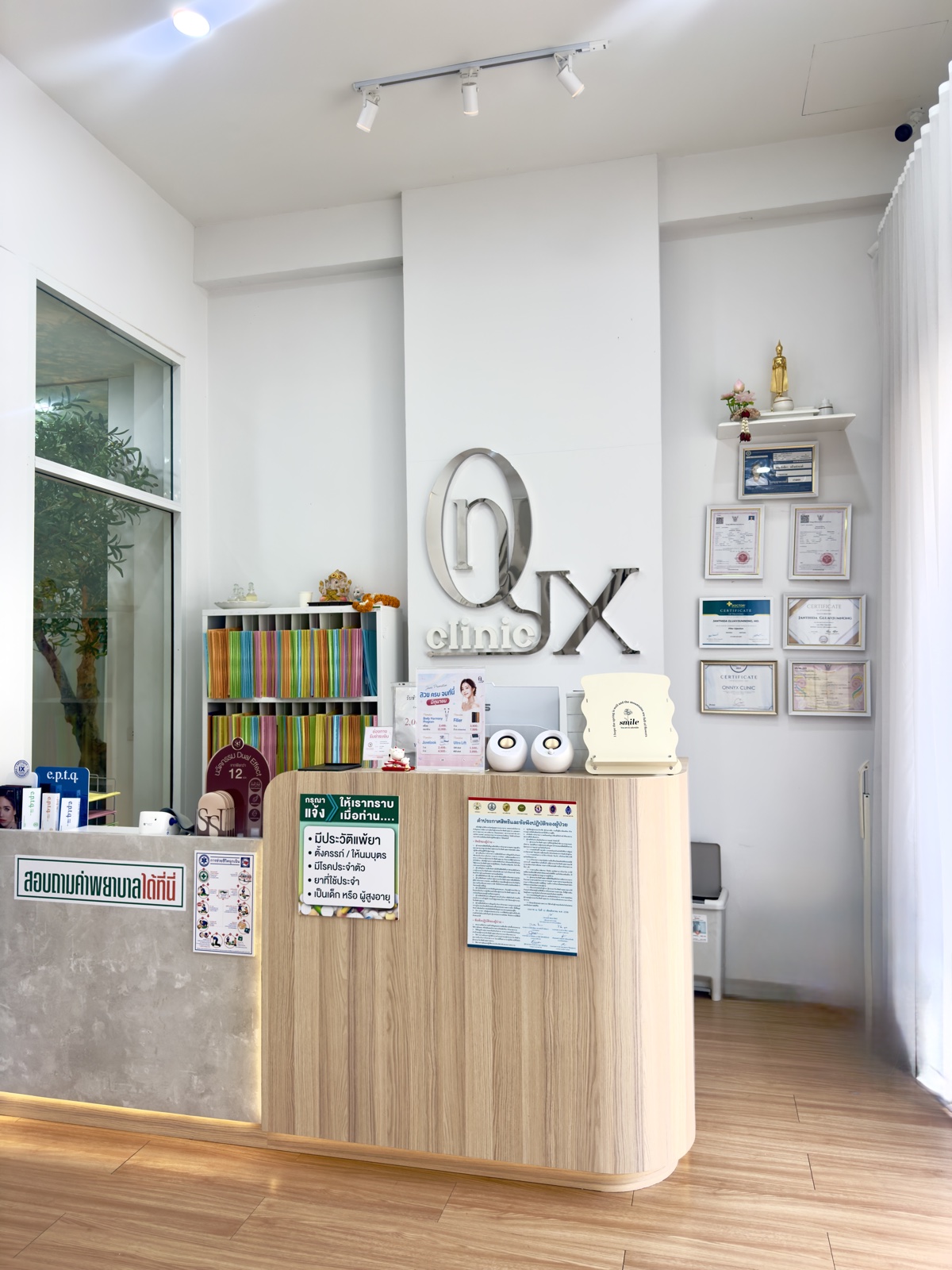 เคาน์เตอร์ต้อนรับ Onnyx Clinic