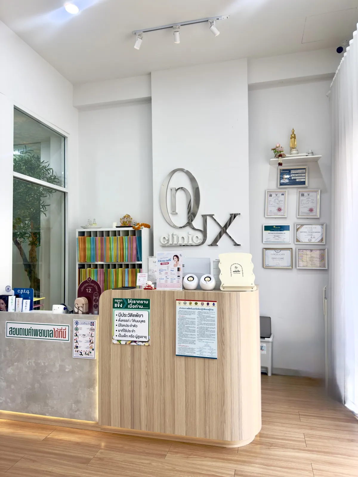 เคาน์เตอร์ต้อนรับ Onnyx Clinic